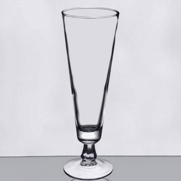 We suggest a straight-sided pilsner glass, leaving 1.5” room at the top of the glass. 